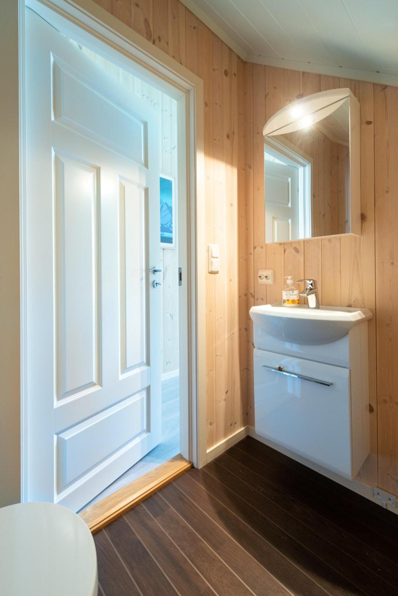 Lofoten waterfront luxury lodge Ballstad Extérieur photo
